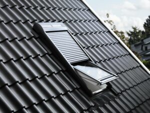 Velux Sparpaket SunProtectSolar" - Dachfenster Kunststoff mit Eindeckrahmen und Solar Rollladen SSL"